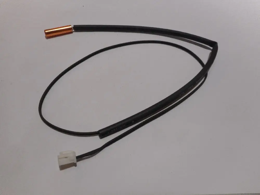 Temperatursensor von Remeha mit einer glatten, kupferfarbenen Spitze und einem angeschlossenen Kabel mit einem weißen Stecker.